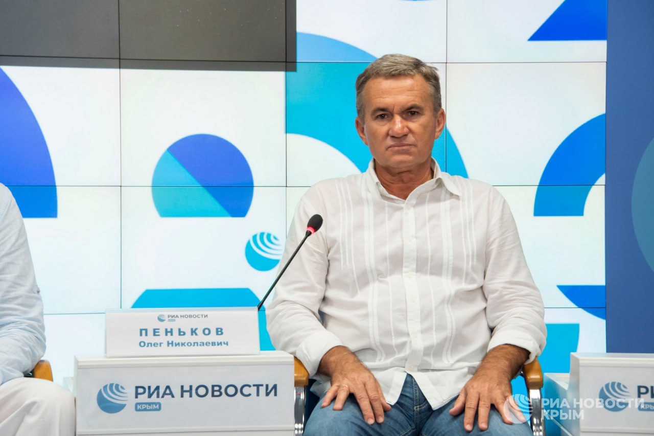 В Крыму презентуют постановку "Малыш и Карлсон, который живет на крыше" Московского художественного театра комедии. Об этом в пресс-центре РИА Новости Крым рассказал представитель "Колледжа цифрового кино и креативных индустрий" в республике Олег Пеньков. Спектакли дадут в четырех городах: Севастополь 17 августа , Симферополь 19 августа , Евпатория 20 августа и Ялта 21 августа . После постановки режиссер Мария Голубкина проведет творческие встречи со зрителями. По словам художественного руководителя Крымского государственного театра юного зрителя Андрея Пермякова, на полуострове сказку о Карлсоне давно не ставили на сцене.