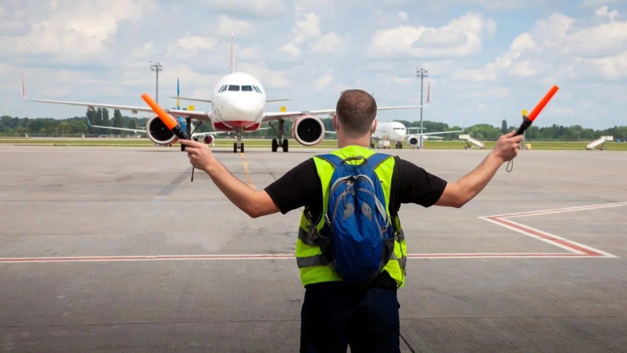 В Казахстане снизился уровень безопасности полётов  Однако РК лидирует в рейтинге стран СНГ. Уровень соответствия международным стандартам безопасности полётов в Казахстане составляет 82 %.  Как утверждают в Минтрансе РК, это самый высокий показатель в СНГ. Среди европейских стран таким же индексом обладают Дания и Польша. Примечательно, что три года назад уровень безопасности полётов в Казахстане был немного выше — тогда он составлял 84 %.  В целом объём авиаперевозок ежегодно растёт на 10–15 %. В 2024 году отечественные авиакомпании перевезли почти 15 млн пассажиров, а аэропорты обслужили 30 млн человек. Сейчас авиаперевозчики в стране располагают 102 самолётами. Кроме того, начали строить аэропорты в курортных зонах — Зайсане, Катон-Карагае и Кендерли.  Новая воздушная гавань появится на территории свободной экономической зоны «Хоргос — Восточные ворота».  Напомним, в сентябре 2024 года авиационную безопасность в Казахстане оценили на 80 %.  После страшного крушения судна Azerbaijan Airlines в окрестностях Актау глава кабмина Олжас Бектенов поручил правительству «усилить безопасность».  • Фото: Envato Elements.