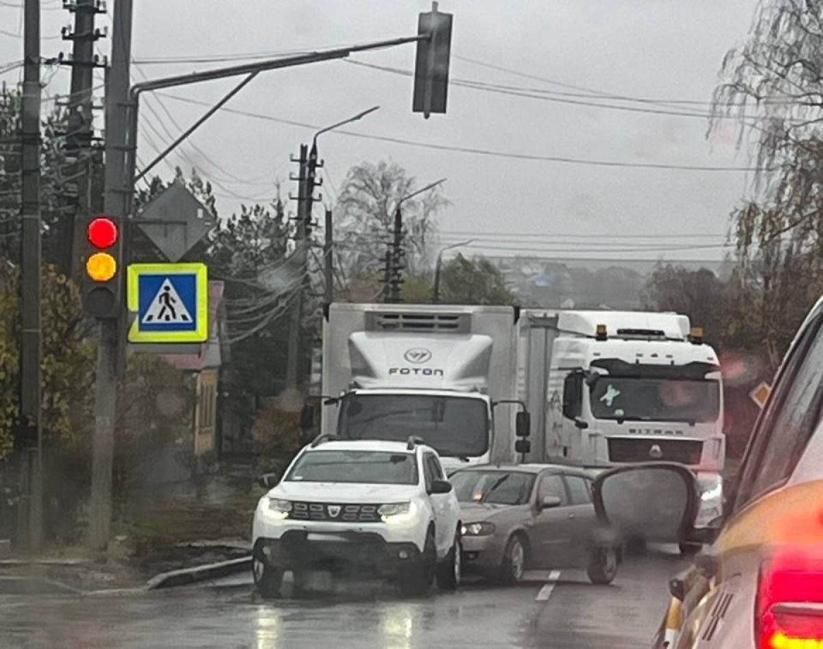 Сломанный грузовик затрудняет движение на улице Карпова в Туле  О фуре, заглохшей на улице Карпова, очевидцы сообщают в социальных сетях. Участники дорожного движения сетуют на пробки.  Читать далее...    TULA.SMI. Не только новости Подписаться