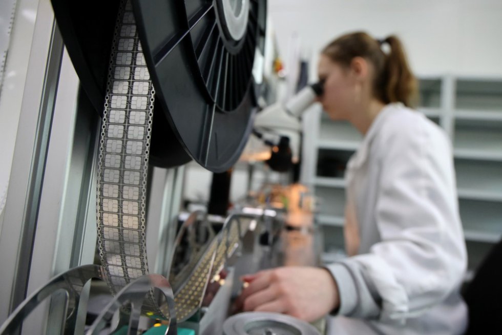 Как рынок российской электроники формирует процесс импортозамещения в отрасли Постепенно отрасль переходит к наращиванию собственных мощностей За последние два года на российском рынке появились новые производственные линии разрабатываются отечественные материалы и оборудование Так АО Микрон выпускает более 900 типономиналов микросхем с наиболее современными топологическими нормами до 90 нм Например компания работает над общепромышленным микроконтроллером MIK32 Амур с ядром на открытой архитектуре RISC V и первой полностью отечественной SIM картой для M2M и абонентских устройств Фото Антон Новодережкин ТАСС Подписаться niiet Поддержать канал