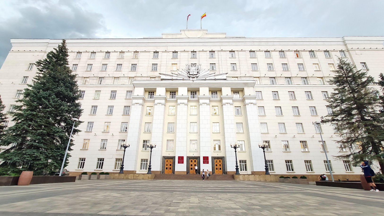Слюсарь назначил нового министра по безопасности и борьбе с коррупцией - это 51-летний уроженец Батайска Сергей Савенков. Про Савенкова известно мало - по сути только то, что он 28 лет работал в органах безопасности. - Ему предстоит вести вопросы противодействия коррупции и незаконному обороту наркотических средств, обеспечения безопасности высшего должностного лица региона, пропускного и внутриобъектового режимов в комплексе зданий правительства области, - рассказали в пресс-службе губернатора Ростовской области. Предложи нам новость