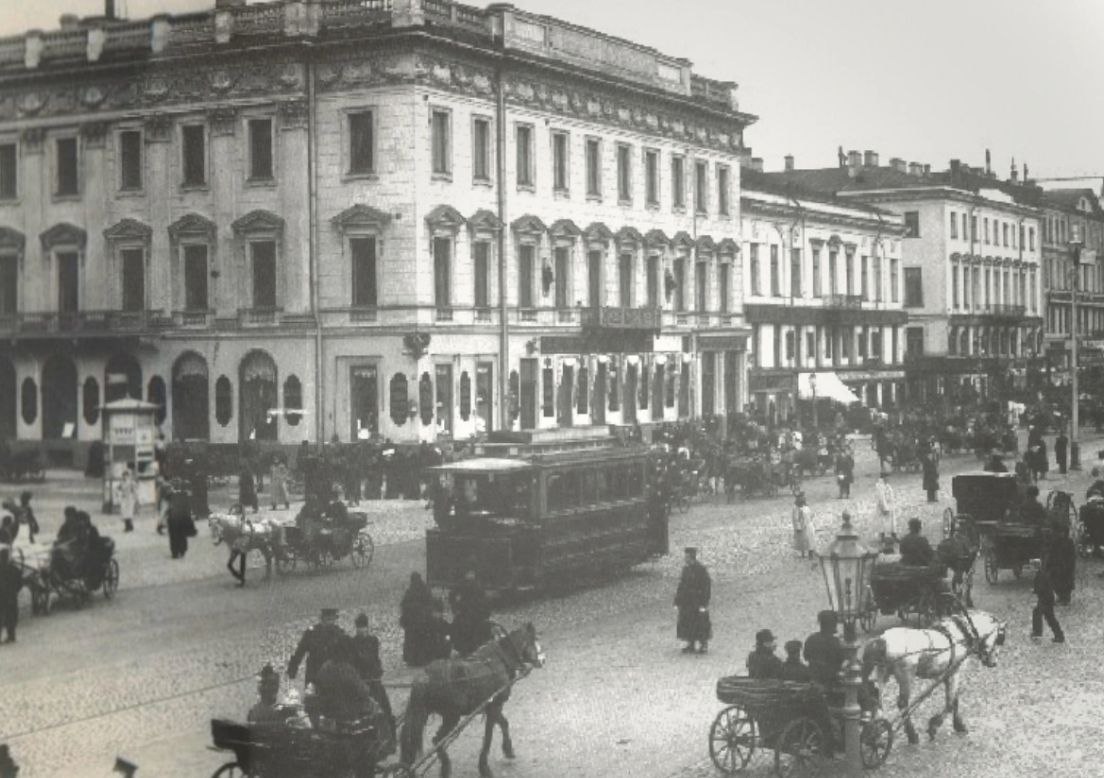 Как офонарел Петербург в этот день в 1819 году в столице был зажжен первый уличный газовый фонарь А первая отечественная установка по производству светильного газа была изобретена еще в 1811 году Петром Соболевским Постепенно газовое уличное освещение стало последовательно внедряться в Петербурге А 28 октября 1819 года на Аптекарском острове столицы был зажжен первый уличный газовый фонарь На фото начала ХХ века газовый фонарь виден на Невском проспекте Подробнее о том как в Петербурге становилось светлее читайте на сайте Родины rodinargru