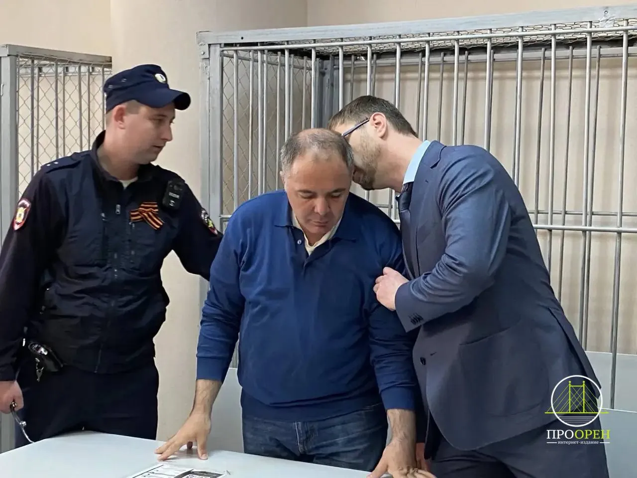 Александра Самбурского приговорили к 9 годам лишения свободы За что Про Криминал Суд также назначил ему штраф в размере 28 млн рублей и запретили работать в госорганах на 6 лет Сегодня в Ленинском райсуде Оренбурга огласили приговор экс министру минприроды Оренбуржья Александру Самбурскому Он был признан виновным во взяточничестве Следствие и суд установили что в период 2020 2024 годов Самбурский вымогал и лично получал от директоров подведомственных министерству организаций взятки В качестве вознаграждения ему дарили автомобиль Лексус стоимостью более 10 млн рублей дорогостоящий диван денежные сертификаты в ЦУМ и даже иллюминацию на дом родителей Взятки передавались за общее покровительство и попустительство по службе В рамках уголовного дела по ходатайству следователя на имущество обвиняемого и его родственников наложен арест на сумму порядка 14 млн рублей Приговором суда Самбурскому было назначено наказание в виде лишения свободы на срок 9 лет с отбыванием в исправительной колонии строгого режима штрафа в размере 28 млн рублей и лишения права занимать должности на госслужбе и органах местного самоуправления на срок 6 лет Сайт Telegram VK Max 16 oren4oren