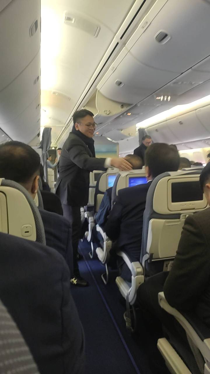 Сегодня чартерный рейс во главе с председателем Великого Хурала Монголии Ням Осорын Учралом министрами правительства и депутатами а также 250 предпринимателями приземлился в аэропорту Внуково г Москвы В столице России состоятся встречи спикера монгольского парламента с председателем Госдумы Вячеславом Володиным и руководством Совета Федерации РФ Также состоится бизнес форум Монголия Евразийский экономический союз Монгольский бизнес стремится к сотрудничеству с Россией и вылетел в Москву с надеждой на исполнение достигнутых между Монголией и ЕАЭС соглашений по снятию заградительных пошлин при экспорте в Россию Фото из борта официальной делегации Монголии в РФ