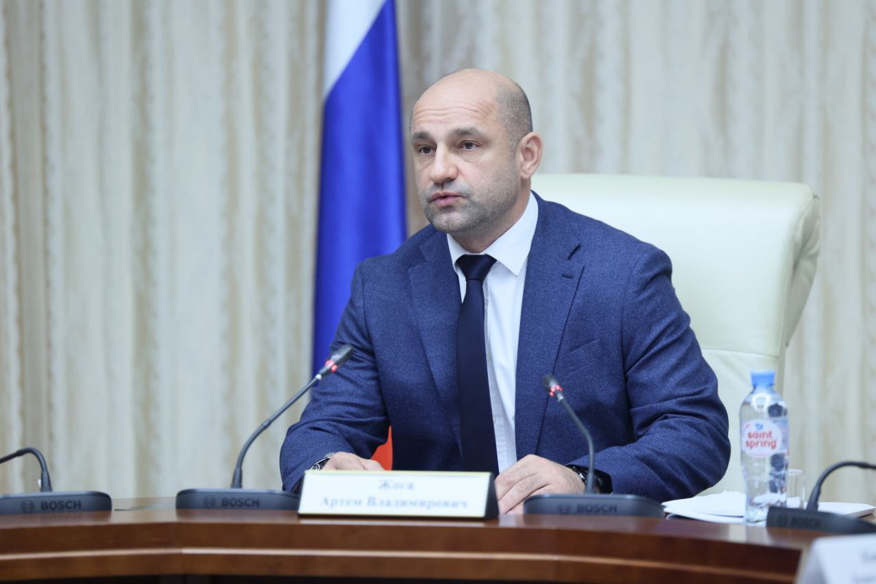 Полпред президента в УрФО Артем Жога поблагодарил уральцев и сибиряков за преданность Отчизне  Полномочный представитель президента РФ в УрФО Артем Жога поздравил всех жителей округа с Днём весны и труда, подчеркнув, что в этот день чествуют людей разных профессий, тех, кто вносит вклад в настоящее и будущее страны.   Жога напомнил о трудовом подвиге уральцев и сибиряков в годы Великой Отечественной войны. Тогда на их плечи легла задача в кратчайшие сроки перестроить жизнь региона в соответствии с потребностями фронта и стать надёжным тылом для армии.   Благодаря неимоверным усилиям и самоотверженному труду эта цель была достигнута. Сегодня уже 12 городов УрФО носят почётное звание «Город трудовой доблести», и представитель выразил уверенность, что их число будет расти.  Артем Жога поблагодарил уральцев и сибиряков за их труд и преданность Отчизне, заверив, что с такими людьми любые трудности по плечу.  «С праздником, друзья! Победа будет за нами!» — сказал он.