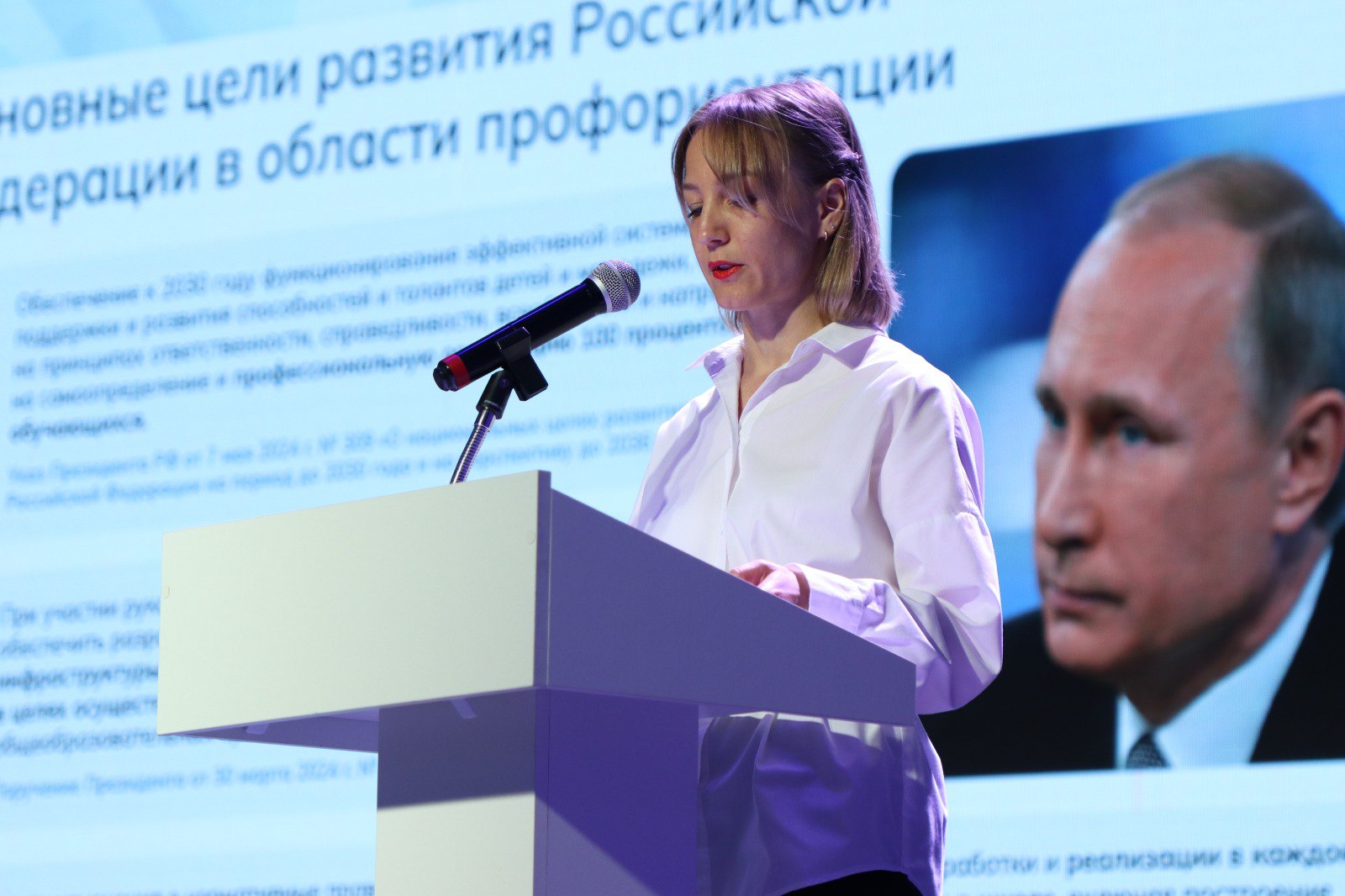Ивановских школьников будут ориентировать на местный рынок труда Ивановских школьников будут ориентировать на местный рынок труда Об этом рассказала куратор Единой модели профориентации в Ивановской области Ольга Кузнецова на традиционном августовском педагогическом форуме Время учиться Одной из тем в этом году стала реализация проекта Единой модели профориентации Билет в будущее В этом году в пилотном режиме профориентационный курс будет проводиться с учетом кадрового запроса регионального рынка труда В Ивановском регионе уже сформирован список приоритетных профессий По ним будут проводиться профпробы экскурсии и мастер классы на предприятиях С нового учебного года профориентационная работа будет строиться с учетом регионального прогноза кадровой потребности что поможет ивановским школьникам сориентироваться и понять какие именно профессии будут востребованы в будущем на рынке родного края Сайт ivteleradio ru Бот обратной связи в ТГ ivteleradio feedback bot