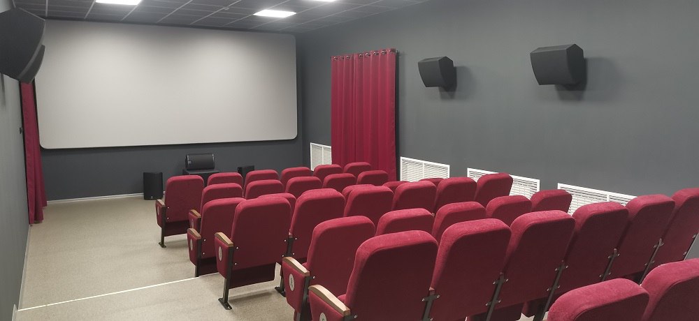 В культурном центре поселка Усть Мая будет кинозал В культурном центре поселка в скором будущем будет оборудован малый кинозал По результатам осуществленной Фондом кино процедуры отбора на поддержку организаций осуществляющих показ фильмов в целях создания переоборудования центров воспроизведения аудиовизуального контента в малых населенных пунктах с численностью населения до 50 тысяч человек оснащенных необходимым оборудованием и подключенных к единой цифровой платформе с библиотекой современных продуктов российской киноиндустрии к оказанию поддержки с целью оснащения мультимедийным оборудованием утвержден 41 кинозал Среди них единственным из Якутии стал культурный центр поселка Усть Мая um vestnik ulusmedia