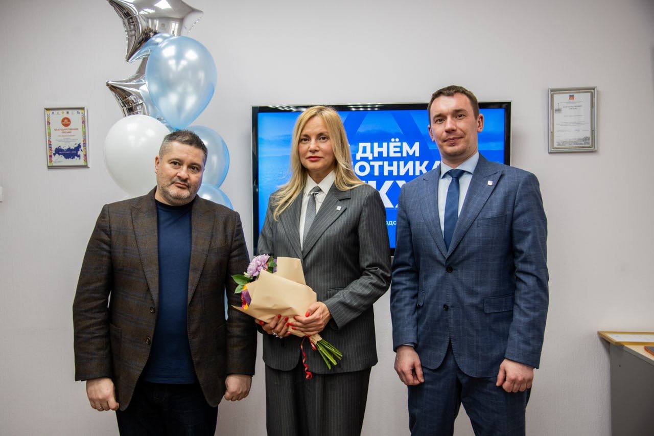 Правительственную команду по личным причинам покидает Алла Истомина. Об этом в ходе оперативного совещания сообщил губернатор Мурманской области Андрей Чибис. Алла Истомина Была назначена вице-губернатором Мурманской области в декабре 2024 года. В её круг обязанностей входило кураторство объединённое в одно министерство жилищно-коммунального хозяйства и госжилстройнадзор, а также минстрой и Комитет по тарифному регулированию. Напомню, в кресло замгубернатора Алла Истомина попала из областного парламента, куда была избрана по мурманскому одномандатному избирательному округу № 10. И в связи с её переходом из Думы в правительство, по этому округу должны состояться довыборы. Как говорится, все совпадения случайны. «Арктический Обозреватель» // На фото – Андраник Мусатян, Алла Истомина и Никита Нерубащенко