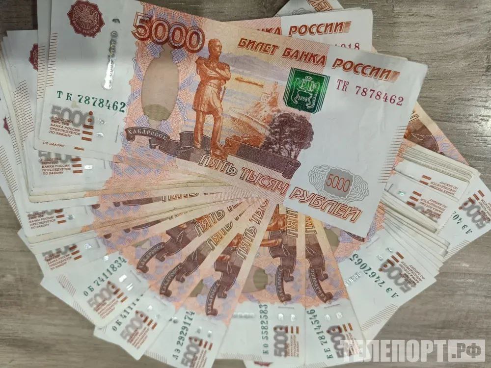 Зарплату с нарушением УК увеличила главбух из Благовещенска Суд в Благовещенске рассмотрел уголовное дело женщины, совершившей присвоение и мошенничество. Она нарушила закон, будучи главным бухгалтером муниципального предприятия "Автоколонна 1275". С июня 2022 по февраль 2024 года подсудимая, злоупотребляя служебным положением, систематически перечисляла на личные счета завышенные суммы заработной платы. Для этого она использовала служебный компьютер, двухфакторную аутентификацию и вводила в заблуждение директора предприятия, подписывая подложные документы. Всего перечислено более 4 миллионов рублей, из которых 173 тысячи - средства, похищенные путем мошенничества. Суд при назначении наказания учел смягчающие обстоятельства: признание вины, раскаяние, содействие следствию, наличие на иждивении больного отца, малолетних детей и то, что часть ущерба - 300 тысяч рублей - уже возмещена. "Суд признал женщину виновной в совершении преступлений и по их совокупности, путем частичного сложения наказаний, приговорил ее к 3 годам колонии общего режима. Также с осужденной взыскано свыше 3,7 миллионов рублей в счет возмещения ущерба предприятию", - сообщает пресс-служба Благовещенского городского суда.