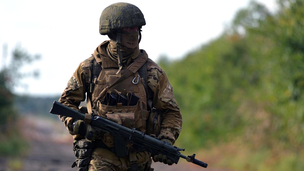 Госдума намерена освободить родных погибших военнослужащих от уплаты госпошлин Комитет Госдумы РФ по бюджету и налогам рекомендовал парламенту России одобрить в первом чтении законопроект который предлагает освободить от уплаты государственной пошлины родственников военнослужащих погибших или пропавших без вести во время или после прохождения военной службы Данная мера распространяется на случаи когда родственники обращаются в суд с заявлениями о признании военнослужащего безвестно отсутствующим или об объявлении его умершим Законодательная инициатива была выдвинута группой депутатов Госдумы Заседание на котором планируется рассмотреть законопроект назначено на 17 сентября