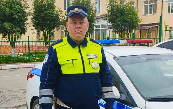 Калужский сотрудник ДПС вернул водителя к жизни  В полицию Сухиничского района поступило сообщение о ДТП на улице Кравченко. В аварии никто серьёзно не пострадал. На место приехали сотрудники ДПС — старший лейтенант Евгений Булдыгеров и лейтенант Сергей Баранов.  Возле одной из машин полицейские заметили пожилого мужчину без сознания. Действовать нужно было незамедлительно. Евгений Булдыгеров попросил напарника срочно вызвать скорую помощь, а сам подбежал к пострадавшему и проверил у него пульс — тот не прощупывался. Лейтенант начал делать сердечно-лёгочную реанимацию. Через пару минут сердце мужчины снова заработало и он начал дышать. Приехавшие медики увезли его в больницу.  Жена рассказала, что мужу стало плохо, когда он вышел из автомобиля и стал осматривать насколько сильно машина повреждена. Полицейские помогли женщине отогнать авто домой.  ⏩Как сообщили в региональном УМВД, с тех пор Евгений Булдыгеров поддерживает связь с супругами, которые называют его своим ангелом-хранителем и благодарят за спасённую жизнь.    — Евгению за смелость и профессионализм!    Сегодня День Госавтоинспекции. Поздравляем всех причастных с профессиональным праздником!     Прислать новость     Заказать рекламу