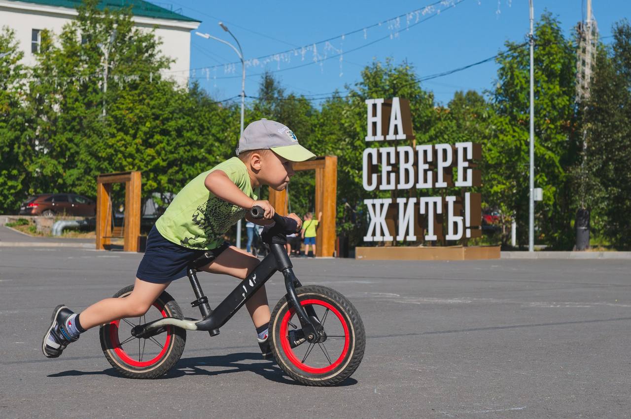 В этом году в Мурманской области летняя оздоровительная кампания охватила 17 тысяч детей от 6 до 17 лет    «В том числе больше тысячи детей наших защитников – участников специальной военной операции, которые имеют первоочередное право на получение путевок, более трёхсот ребят из подшефного Приморского района. Отдых был организован как на территории Мурманской области, так и за ее пределами», – сообщил на оперативке губернатор Андрей Чибис.    В регионе для ребят работали 67 лагерей дневного пребывания и 3 загородных, центры патриотического воспитания «На Севере – жить!» и «Воин». Организованы походы и экспедиции, работа дворовых площадок. Также дети отдыхали в лагерях, расположенных на черноморском побережье и в крупнейших всероссийских детских центрах «Орленок», «Артек» и «Смена».    «Важно, что более 5,4 тысячи обучающихся активно поучаствовали в проекте «Работа рядом», и пользу принеся своим населенным пунктам, и заработав приличные деньги. Ребят трудоустраивали в жилищно-коммунальное хозяйство, промышленность, образование, строительство, здравоохранение. Тем родителям, кто мотивирует детей на это, и самим ребятам, старшеклассникам, которые пошли и получили свою первую работу – большое спасибо», – сказал губернатор.