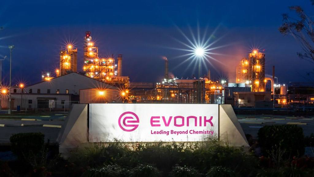 #Германия Evonik Industries — одна из крупнейших химических компаний страны объявляет о сокращении семи тысяч рабочих мест, это крупнейшая реструктуризация в истории концерна   СМИ сообщают, что практически весь сектор химической промышленности Германии сталкивается со спадом продаж и огромными проблемами.    После нашумевшей истории с BASF, теперь настала очередь компаний среднего бизнеса.    BUYAN   Подписаться