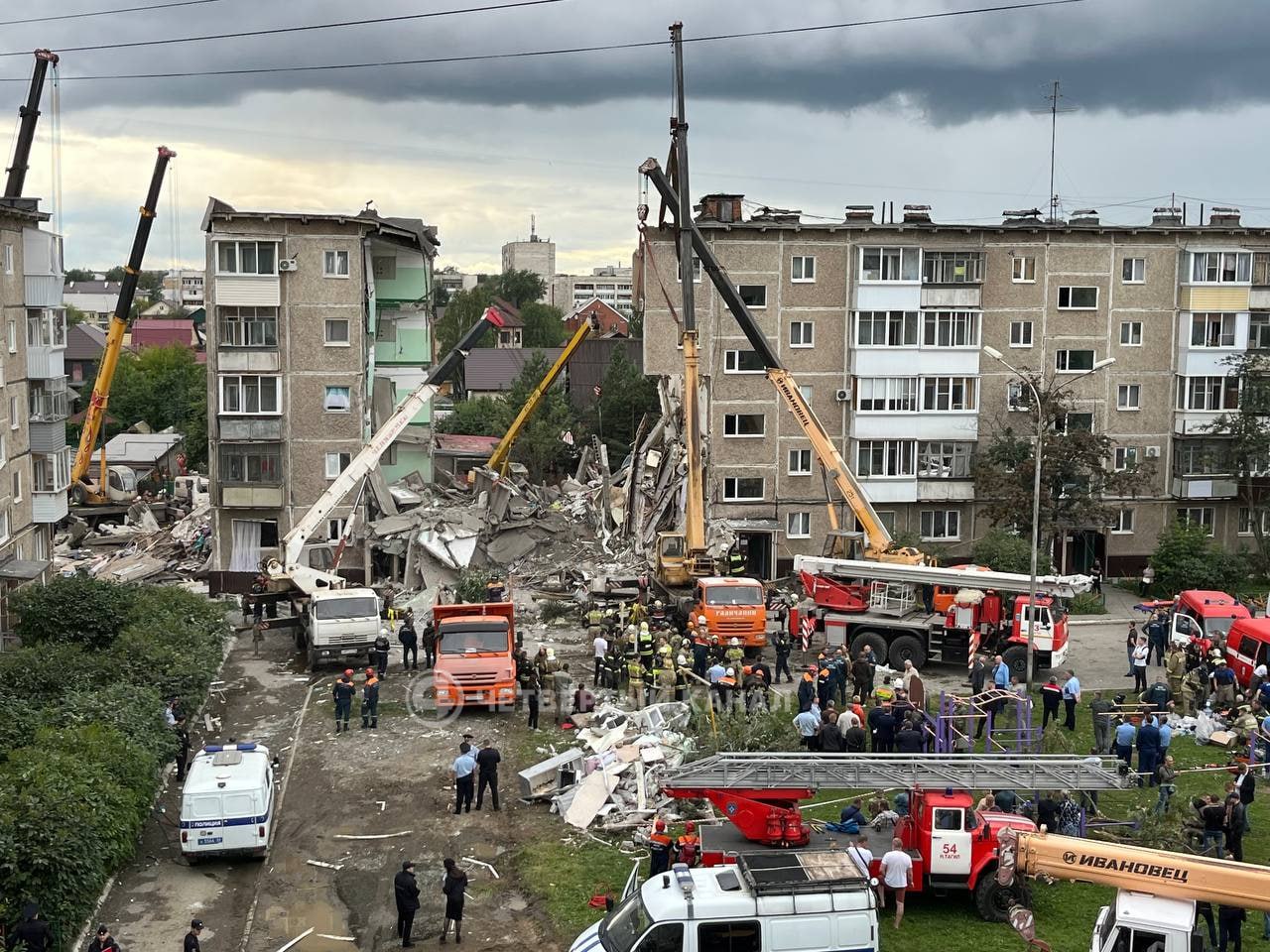 Полмиллиона рублей заплатит страховая хозяйке квартиры в доме где произошел хлопок газа В 2024 году женщина застраховала отделку и коммуникации в квартире на ул Сибирской в Нижнем Тагиле на 700 тысяч рублей После хлопка газа в августе 2024 года погибли 11 человек произошло частичное обрушения дома подъезд признали аварийным и подлежащим сносу Собственница обратилась в страховую за возмещением но получила отказ Компания настаивала что выплата не положена так как пострадавшая уже получила деньги от администрации города около 500 тысяч рублей Суд выяснил компенсация от муниципалитета не покрывала стоимость застрахованных объектов а компания не представила опровержения экспертной оценки СОГАЗ выплатит хозяйке квартиры 558 279 рублей так и надо страховая обязана возместить если были уже выплаты зачем еще Подписаться на 4 канал Мы в MAX