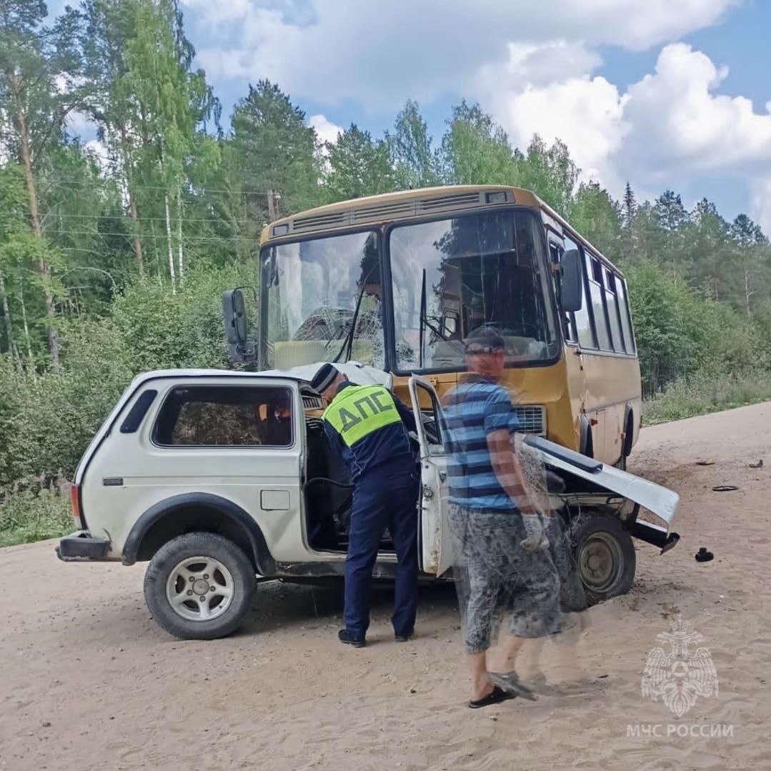 В Подосиновском районе произошло ДТП с участием автобуса  Днëм на 29-м км автодороги Подосиновец-Пинюг столкнулись легковой автомобиль «Нива» и автобус ПАЗ.  ‼ К сожалению, водитель внедорожника погиб. Пассажиров у него в салоне не было.  Прибывшие на место аварии сотрудники МЧС России деблокировали тело мужчины.  В автобусе пострадавших нет.  Обстоятельства ДТП уточняют сотрудники ГАИ
