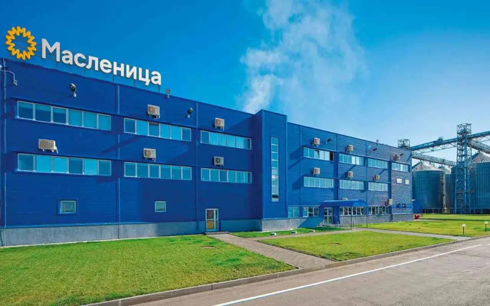 ГК «Эфко» получила разрешение ФАС на покупку бывших активов американской Bunge  Федеральная антимонопольная служба одобрила сделку по приобретению ГК «Эфко» 100% доли в ООО «Масленица» у Exoil Group. Сумма сделки оценивается в 16-20 млрд рублей. Вместе с активом «Эфко» получает права на одни из самых известных в России брендов растительного масла — «Олейна» и Ideal. После завершения сделки доля компании на рынке бутилированного подсолнечного масла вырастет до 27%, что сделает «Эфко» крупнейшим игроком в этом сегменте.  «Масленица» — бывший российский актив американской Bunge, который был продан Exoil Group в 2023 году. В 2024 году выручка компании составила 32,4 млрд рублей, увеличившись почти на четверть, однако чистая прибыль снизилась на 18,7% до 2,8 млрд рублей. Завод «Масленицы» в Воронежской области способен перерабатывать 2,1 тыс. тонн подсолнечника в сутки, а «Эфко» планирует увеличить мощность до 2,6 тыс. тонн.  Продавец — Exoil Group — объяснил сделку стратегией сосредоточиться на экспортных операциях, отказавшись от работы на локальном рынке. В то же время отрасль сталкивается с трудностями: производство подсолнечного масла в России с января по май 2025 года снизилось на 17%, а рентабельность переработки остается отрицательной из-за роста стоимости сырья и экспортных пошлин.