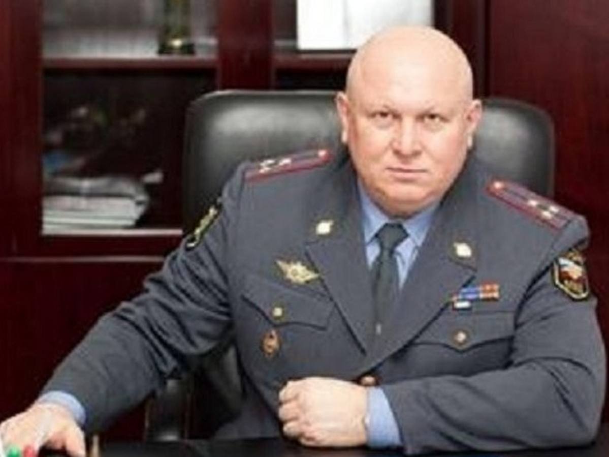 Суд в Краснодаре обратил в доход государства имущество семьи бывшего начальника УВД Александр Семенов бывший начальник УВД Краснодара использовал служебное положение для незаконного завладения земельными участками и строительства коммерческой недвижимости С 2005 года он увеличил капитализацию активов включая гостиницу торговые площадки базу техники и автозаправочную станцию Создав 9 коммерческих организаций Семенов заключал муниципальные контракты на 2 4 млрд рублей через номинальных владельцев Для сокрытия имущества он привлек родственников и доверенных лиц Общая стоимость активов превысила 3 млрд рублей Суд обратил в доход государства 8 земельных участков и доли в 5 участках 9 жилых и 13 нежилых зданий 100 долей в уставном капитале организаций Арест наложен на имущество в качестве гарантии исполнения решения Кубанские Новости Мы в MAX