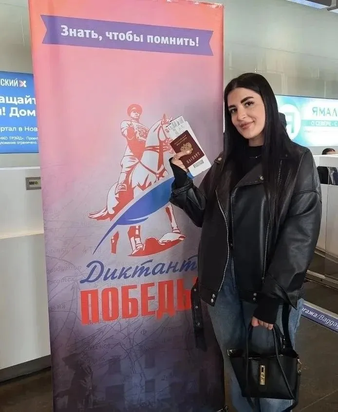 Новоуренгойцы проверят знания в небе Почти 150 пассажиров рейса YC 385 вылетающего из газовой столицы в Сочи напишут Диктант Победы прямо во время полёта Они ответят на вопросы теста посвящённого событиям Великой Отечественной войны Это уже третий раз когда наша воздушная гавань становится уникальной площадкой для этой важной акции Присоединиться к Диктанту Победы можно и онлайн Аэропорт Новый Уренгой  Импульс в MАКС