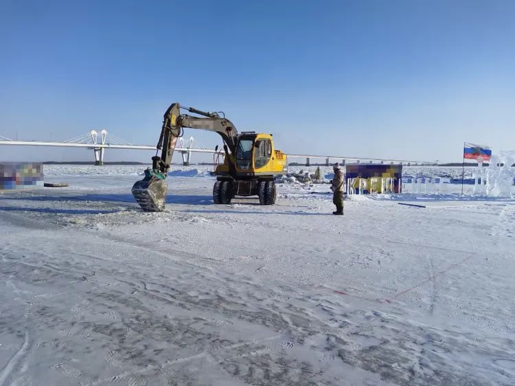 Ледяной бассейн готовят в Благовещенске для международного фестиваля зимнего спорта  На берегу реки Зея в Благовещенске приступили к созданию ледяного бассейна для проведения заплывов Международного Российско-китайского фестиваля зимних видов спорта. В этом году плавание впервые вошло в программу #ЗимФестАмур.  - Для нас это долгожданное событие. Мы несколько лет вели переговоры и наконец-то достигли договоренностей. Однако перед нами стоит ответственная задача: обустроить все так, чтобы участникам было удобно и комфортно. Для этого оборудуем настилы, сделаем ограждение, подготовим пункты обогрева, горячий чай, - рассказывает руководитель региональной федерации зимнего плавания Амурской области Александр Брылин.   Ледяной бассейн появится в районе центра закаливания «Аквайс»  Амурская,1 . Здесь разместят городок для участников зимних заплывов: две дорожки по 25 метров. Как сообщают организаторы мероприятия, на данный момент толщина льда составляет 90 сантиметров.  - Заплывы пройдут в два дня - 22 и 23 февраля. В них примут участие по 20 человек с каждой стороны. Спортсмены проплывут 25 метров вольным стилем, брассом и баттерфляем, и 50 метров - вольным стилем и брассом. Кульминацией наших соревнований будет командная эстафета 4 по 25 метров. В нашей сборной есть участники из Москвы, Хабаровска, Владивостока и Благовещенска. С китайской стороны участвуют спортсмены из провинции Хэйлунцзян, - добавляет Александр Брылин.    ТЕЛЕПОРТ.РФ – здесь все об Амурской области  Написать нам