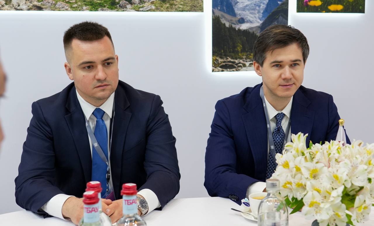 Борис Джанаев встретился с директором подразделения «Инфраструктурные облигации» ДОМ.РФ Александром Аксаковым Мероприятие прошло на полях Кавказского инвестиционного форума, который в эти дни проходит в городе Минеральные Воды Ставропольского края. Стороны обсудили вопросы совместной реализации проектов, направленных на развитие социально значимых сфер республики. В частности, речь шла о возможностях приобретения на льготных условиях строительно-дорожной, коммунальной и сельскохозяйственной техники в лизинг по программам ДОМ.РФ. Подробнее читайте на нашем сайте. #alaniagov #севернаяосетия #алания #правительстворсоа #ДОМРФ #КИФ2025
