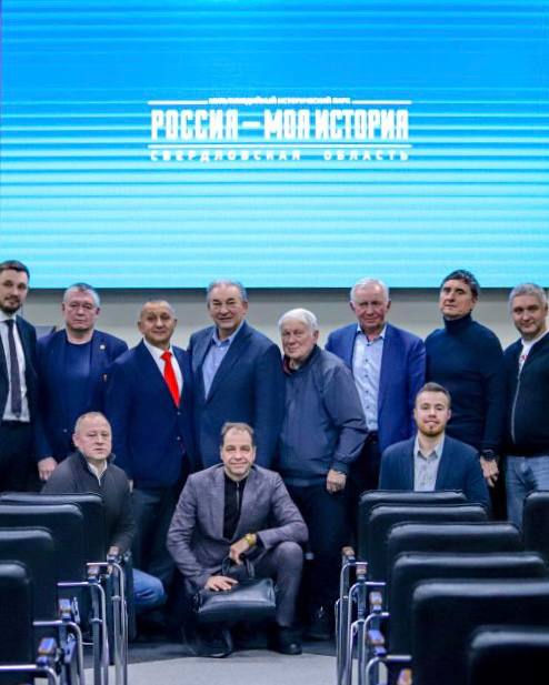 Президент ФХР Владислав Третьяк совершил рабочую поездку в Екатеринбург в рамках которой провел ряд встреч С полномочным представителем Президента Российской Федерации Артемом Жогой Владислав Александрович обсудил вопросы развития спорта на местах выступления уральских команд в профессиональных лигах подготовку детско юношеского резерва повышение массовости и вовлеченности граждан в здоровый образ жизни Уральская земля один из опорных краев нашей державы в том числе и в области спорта Здесь постоянно вырастают звездные хоккеисты кандидаты в сборную России а также атлеты прославляющие нашу страну в других дисциплинах Один из важных факторов развития и движения вперед участие высокого руководства Здорово что полпред Уральского федерального округа уделяет внимание спорту хорошо погружен в актуальные проблемы и потребности отрасли У нас общая задача вовлечение 70 процентов граждан нашей страны в занятия физической культурой и спортом Она решается совместными усилиями любой обмен опытом и взаимодействие всегда плодотворны Читать полностью