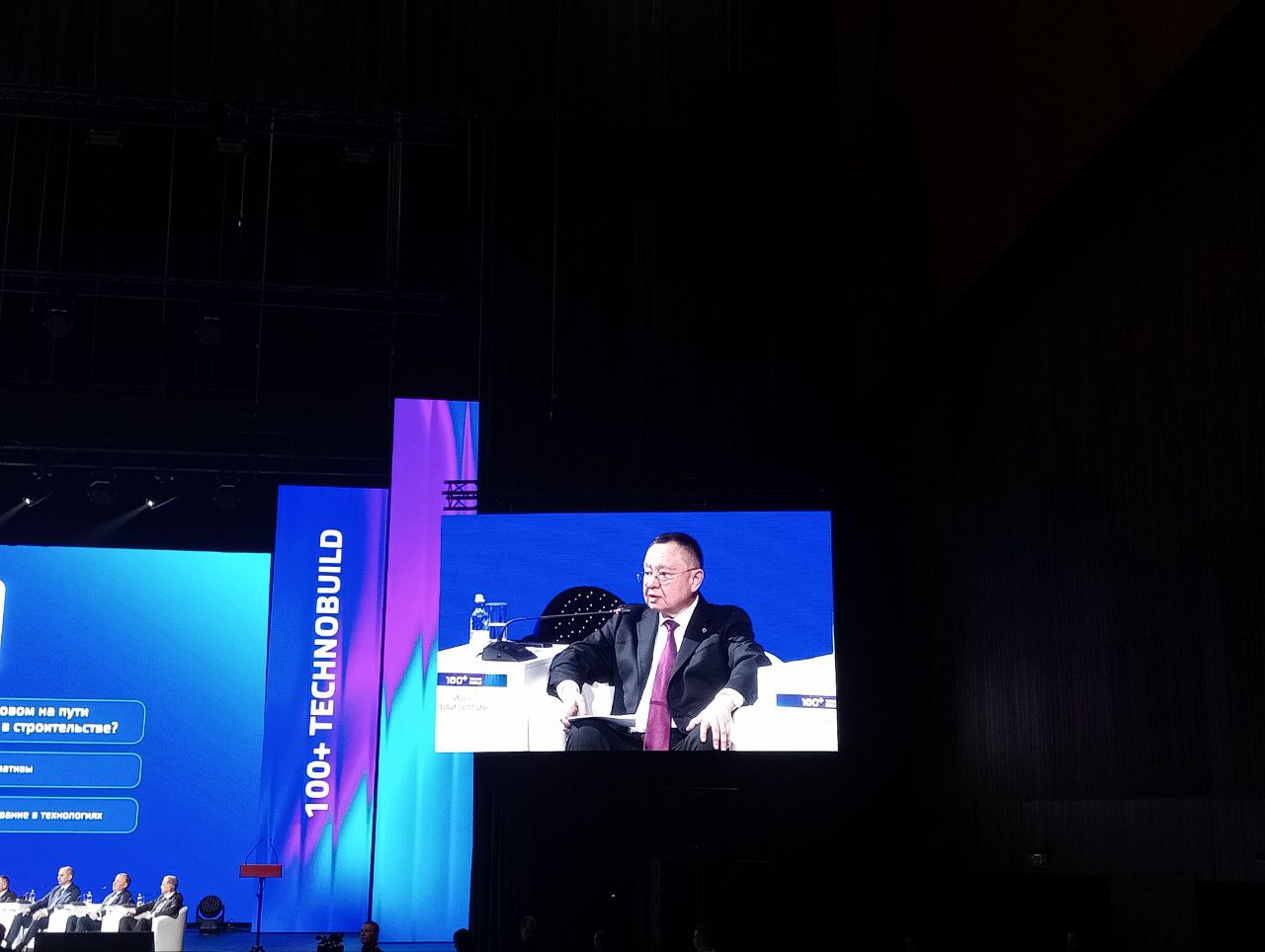 На форуме Technobuild 100 стартовало пленарное заседание Один из участников министр строительства и ЖКХ Ирек Файзуллин высказался за введение системы перераспределения выпускников строителей обучавшихся на бюджете Как отметил министр это необходимо для решения кадровой проблемы в строительстве В этой ситуации должен подключиться бизнес experturall