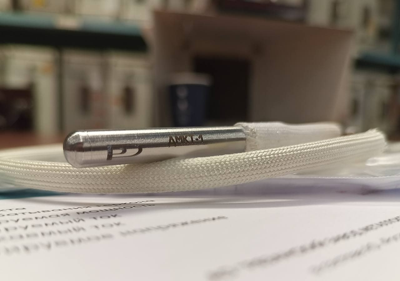 В Рязани запустили серийное производство уникальных датчиков для АЭС Датчики на герконах под названием Вулкан будет выпускать Рязанский завод металлокерамических приборов Изделия рассчитаны на эксплуатацию в экстремальных температурных условиях имеют большой ресурс срабатываний и не нуждаются в электричестве Датчики используют в системах автоматики и сигнализации атомных электростанций Разработку смогут применять в судостроении нефтегазовой и химической промышленности Развитие отечественной элементной базы одна из ключевых задач технологического суверенитета страны Рязанцы вносят свой вклад в её решение