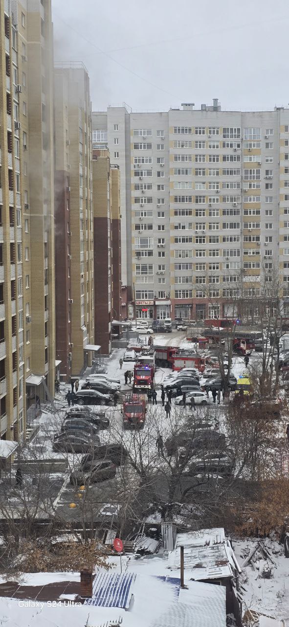 Еще один пожар. И снова возгорание в электрощитовых подъезда.  Как сообщили в МЧС, пожар произошел около 10:00 в доме на Максима Горького, 83.   На месте работают 7 единиц техники и 20пожарных.