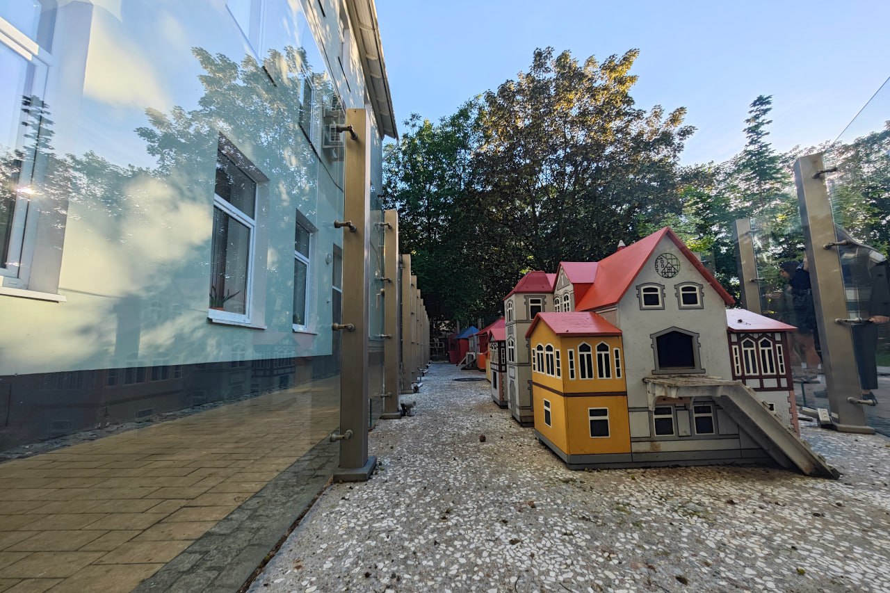 Никогда такого не было и вот опять Зеленоградск вошел в список самых популярных у туристов городов для ноябрьских путешествий Об этом сообщает сервис Твил со ссылкой на данные свежего опроса Зеленоградск со средней стоимостью ночи в отеле расположился на 7 месте между Алуштой и Майкопом На первом месте оказалась Казань на втором Нижний Новгород а на третьем Анапа Фото Алексей Булатов