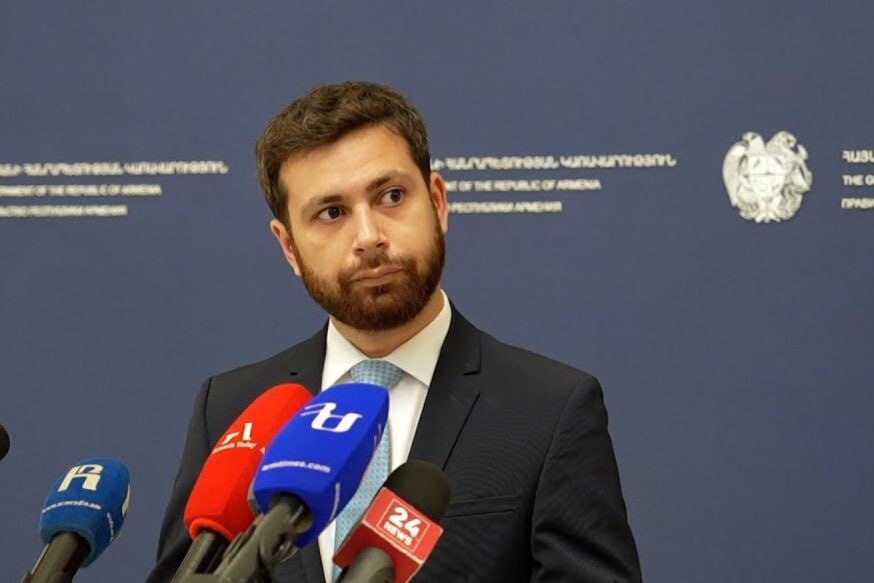 Видение Армении по разблокированию региональных коммуникаций на Южном Кавказе конструктивно оценивается Турцией Об этом заявил заместитель министра иностранных дел РА Ваан Костанян в ходе брифинга с журналистами после заседания правительства. По его словам, в ходе встречи премьер-министра Армении Никола Пашиняна и президента Турции Реджепа Тайипа Эрдогана в Стамбуле обсуждались вопросы, связанные с документом о нормализации армяно-азербайджанских отношений и транспортных коммуникаций. «Думаю, в ходе встречи было отмечено, что открытие региональных коммуникаций имеет большое значение как для Армении, так и для Турции. Не секрет, что Турция стремится еще больше улучшить свои связи с Центральной Азией. А для Армении, как для государства, не имеющего выхода к морю, просто жизненно важно иметь открытые границы. Последние события показали, что на практике из-за событий вокруг Ирана были закрыты 3 наши границы, если не 3,5», — подчеркнул Ваан Костанян. Он также подробно рассказал, что в ходе встречи в Стамбуле премьер-министр Армении представил президенту Турции проект «Перекресток мира». «По сути, есть общее понимание, что Армения конструктивно подходит к открытию коммуникаций со своими предложениями. Видение Армении конструктивно оценивается нашими турецкими партнерами», — подчеркнул замминистра иностранных дел, говоря о реакции турецкой стороны на концепцию «Перекресток мира».