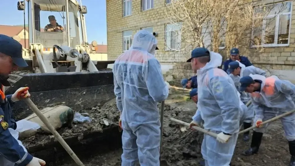 В Дербентском районе продолжаются работы по ликвидации последствий стихийного бедствия сообщает МЧС Дагестана Спасатели Донского спасательного центра и сотрудники МЧС Дагестана проводят очистку территорий от ила строительного и прочего мусора в посёлке Мамедкала Кроме того на подтопленных участках проводится профилактическая обработка территорий дезинфицирующими средствами