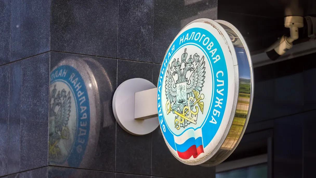 Эксперты рассказали о повышенном внимании налоговиков к платежным агентам Налоговые органы начали проявлять повышенное внимание к платежным агентам, которые занимаются посредническими услугами по международным платежам, рассказали Forbes эксперты. С 2022 года использование услуг таких компаний стало особенно популярным из-за санкций. Налоговики стали направлять требования в адрес платежных агентов о предоставлении информации по операциям, интересоваться, например, какую бизнес-модель реализуют организации, кто является бенефициаром, для работы с какими лицами была создана компания и т.д. Подробности на сайте Forbes : Фото Натальи Шатохиной / NEWS.ru / ТАСС