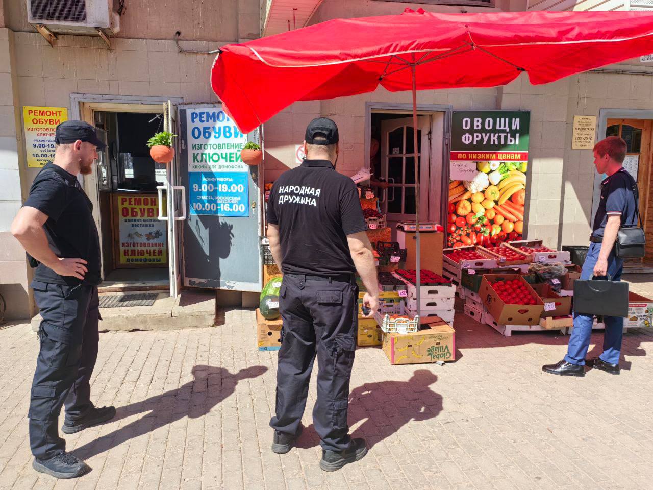 В Сергиево-Посадском округе сотрудники полиции совместно с министерством сельского хозяйства и продовольствия Московской области, администрацией округа, Торгово-промышленной палатой и членами «Народной дружины» провели рейд по выявлению нарушений в сфере торговли, осуществляемой иностранными гражданами, сообщает администрация округа. Под проверку попали торговые точки, расположенные на Вокзале, ул. Пограничная и ул. Осипенко. По результатам проверки 14 иностранных граждан были доставлены в УМВД для проверки документов. Составлено 3 административных материала, из них: 2 — по ст. 18.8 КоАП РФ, 1 — по ч. 2 ст. 18.17 КоАП РФ. Также был составлен протокол за осуществление розничной торговли, оказание услуг общественного питания, бытовых услуг вне мест, установленных для этих целей.