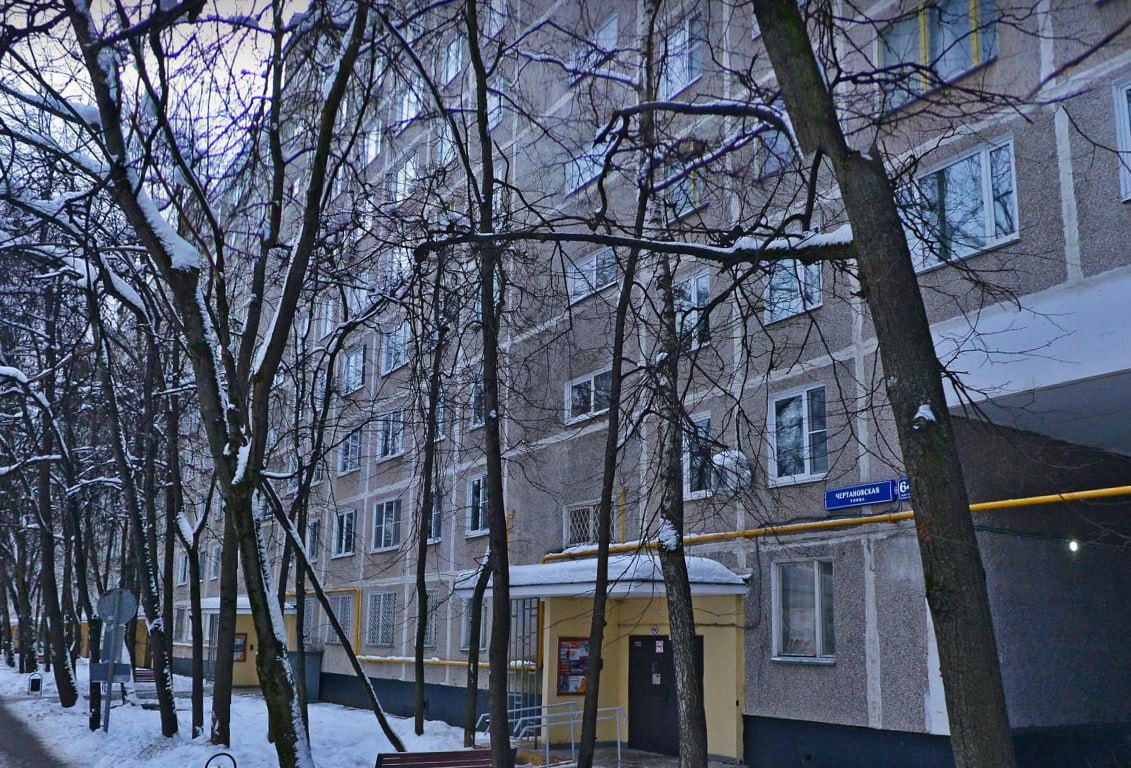 Один человек погиб из за прорыва трубы горячего водоснабжения в Москве Инцидент произошел на Чертановской улице Сейчас из за ЧП обесточен подъезд Из дома эвакуировано 20 человек Главные происшествия 112