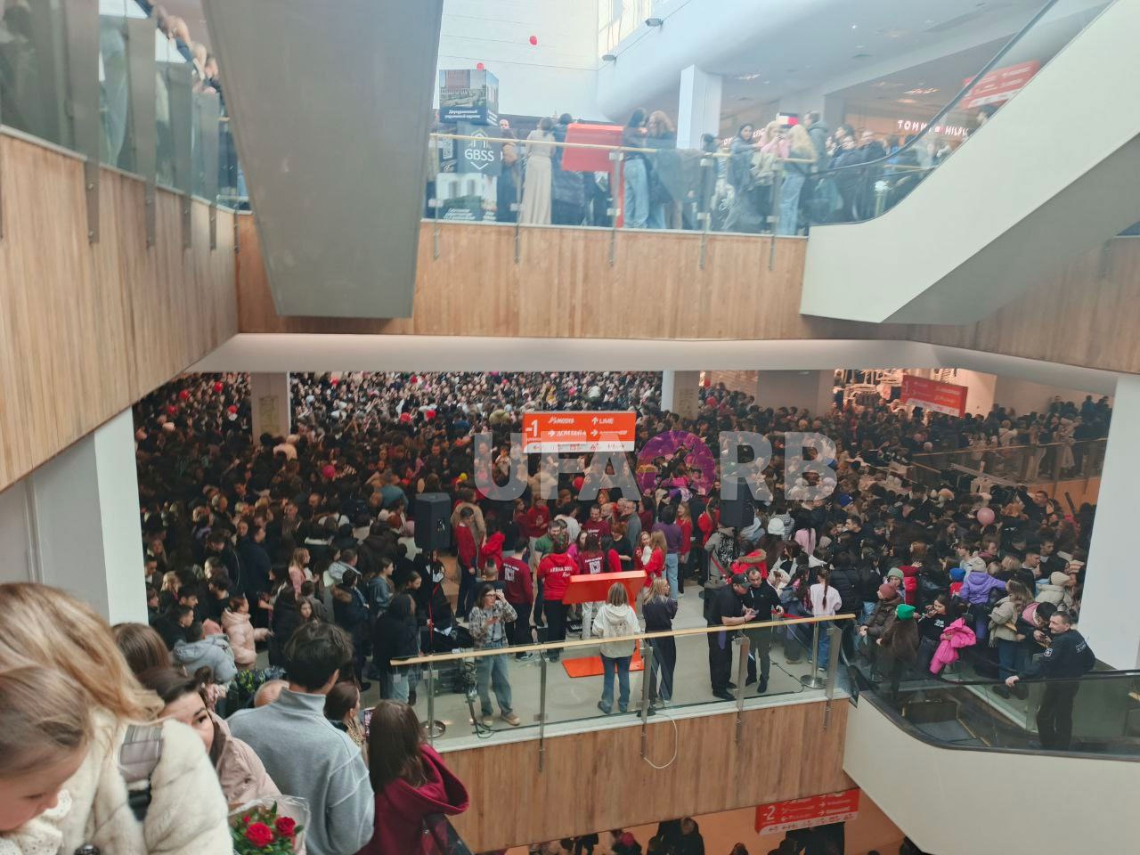 Минздрав Башкирии прокомментировал информацию о пострадавших в уфимской Планете Всего их было двое Мальчик 11 лет после осмотра и наложения гипса в ГДКБ 17 отпущен домой 27 летняя девушка с закрытым переломом попала в травматологию ГКБ 21 Медики оценивают ее состояние как средней степени тяжести Фото ufa rb Mkset Читайте нас в MAX