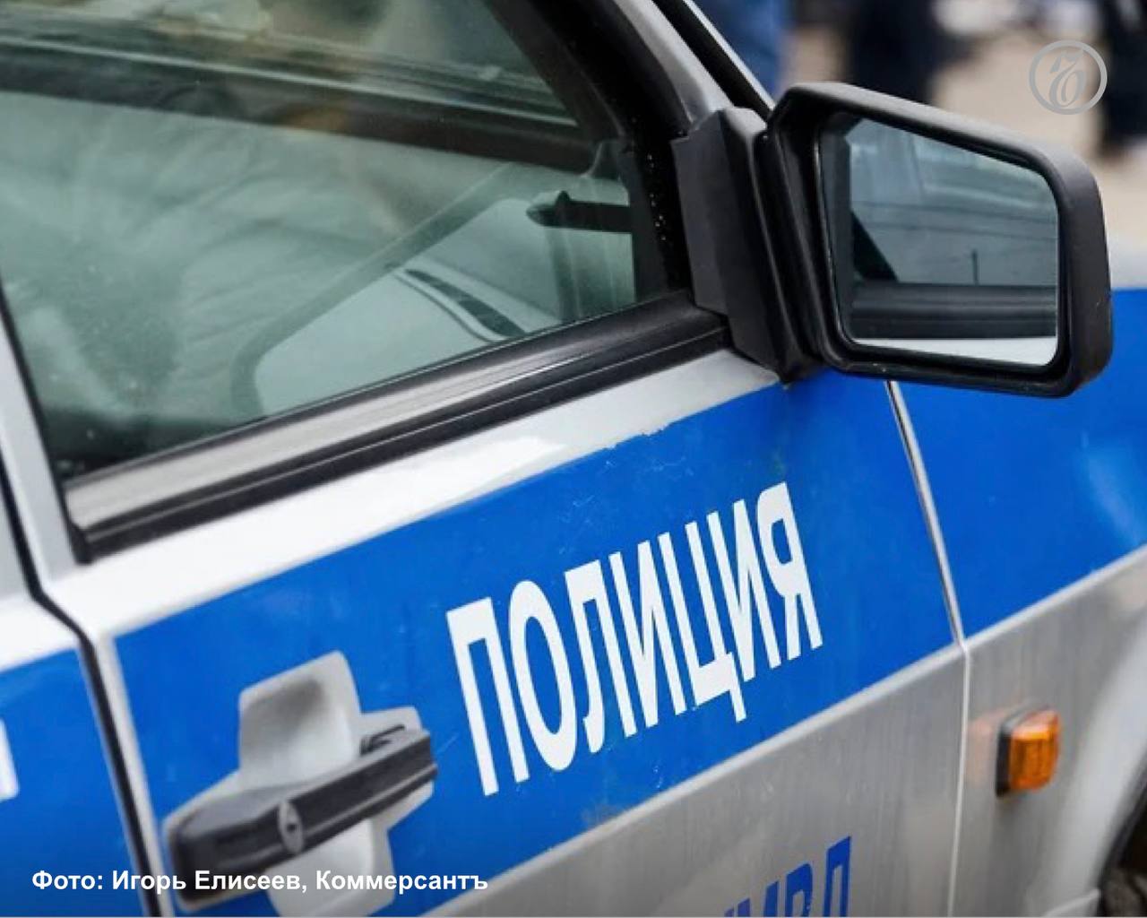 Полиция Краснодара работает в школе №102 , где отец ученика разбил дверь, сообщает пресс-служба ГУ МВД по Краснодарскому краю.   По данным правоохранительных органов, конфликт спровоцировал родитель ученика четвертого класса, который пришел в учебное заведение, проявлял агрессию и вступил в словесную перепалку с директором школы. Требования педагогов покинуть территорию мужчина проигнорировал.  После активации тревожной кнопки произошло автоматическое блокирование входных дверей. В попытке покинуть здание мужчина дернул за ручку стеклянной двери, в результате чего стекло разбилось, причинив ему травму. Присутствовавшие сотрудники школы оказали пострадавшему первую помощь.  На место оперативно прибыли полицейские и сотрудники Росгвардии. Нарушитель был задержан.   В настоящий момент проводится проверка, по итогам которой будет дана правовая оценка действиям мужчины и принято процессуальное решение.  Подписывайтесь на «Ъ-Кубань-Черноморье»