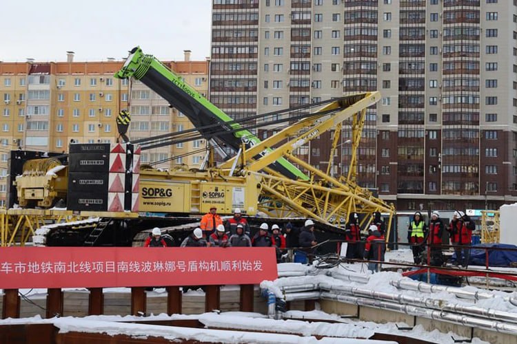 Стартовало строительство первого тоннеля челябинского метротрама Работы начались сегодня на улице Овчинникова Официальный старт дал по видеосвязи вице премьер Марат Хуснуллин Для проходки левого перегонного тоннеля задействовали механизированный комплекс Полина Его ранее использовали для строительства Большой кольцевой линии московского метро Обслуживанием комплекса займется сменная бригада из 45 китайских специалистов Работники имеют опыт проходки в сложных геологических условиях Название Полина дали комплексу китайские инженеры в честь героини сериала Папины дочки пишет КП Челябинск Ожидается что щит выйдет в демонтажную камеру в первом квартале 2027 года Подписаться на канал ЕАН Челябинск
