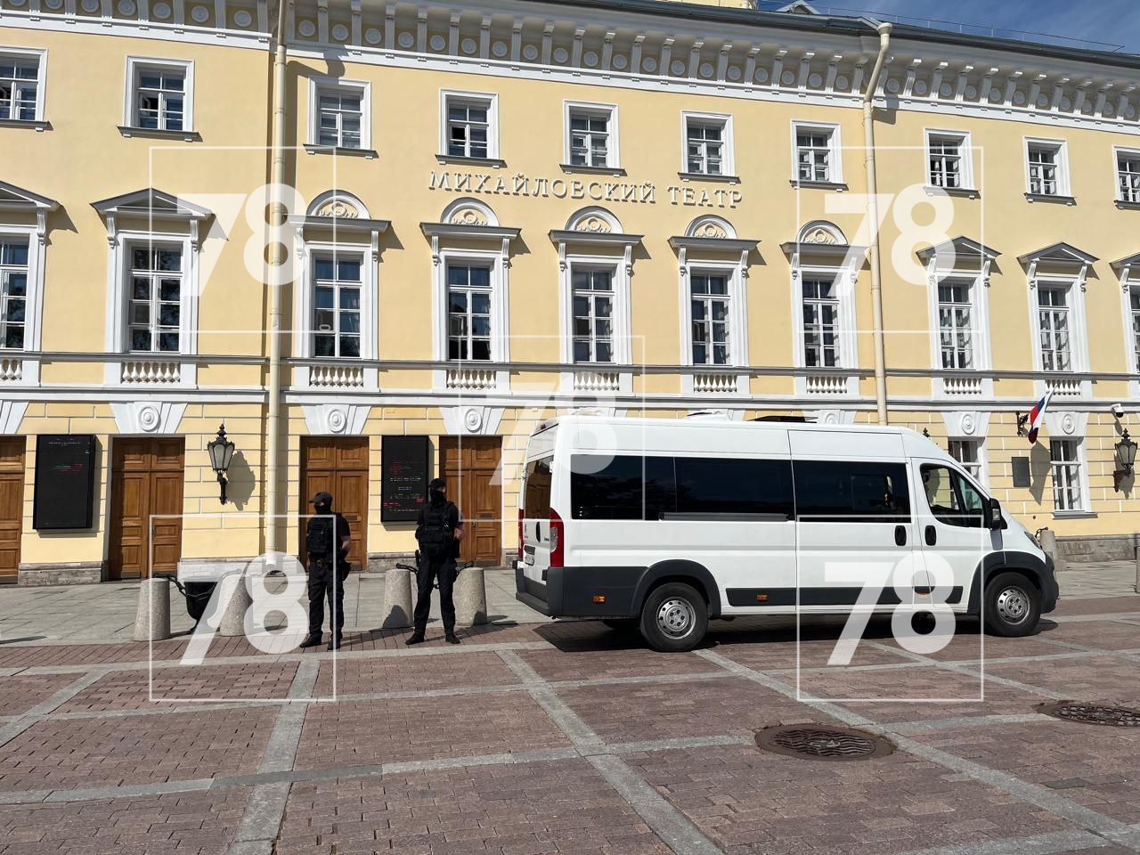 Обыски проходят в Михайловском театре прямо сейчас, сообщают СМИ Первый Питерский
