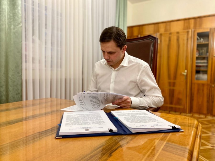 В Орловской области установили выплату на обустройство могил Героев России Подписан Указ Губернатора Орловской области № 330 от 25 июня 2025 года. Согласно документу, родственники или другие лица, занимающиеся обустройством могил Героев Российской Федерации, смогут получить единовременную выплату из областного бюджета.