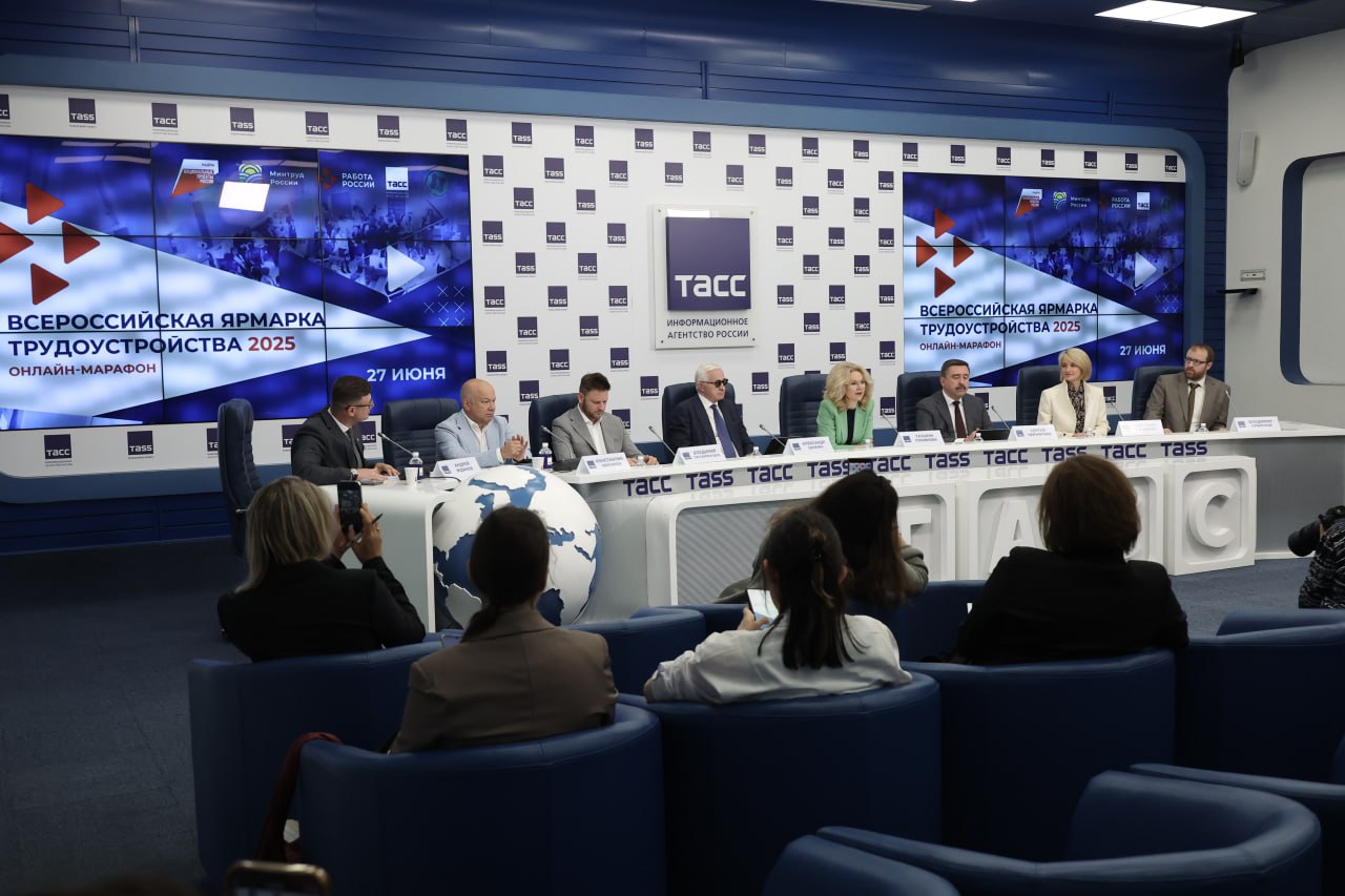 Татьяна Голикова: Пилотный проект по карьерному сопровождению охватил около 524 тыс. учащихся На онлайн-сессии Всероссийской ярмарки трудоустройства вице-премьер Татьяна Голикова рассказала о ходе реализации нацпроекта «Кадры». Главное: Прогноз кадровой потребности теперь составляется на 7-летний период, чтобы результаты охватывали весь цикл подготовки квалифицированных специалистов. Модернизируются службы занятости. В обновленных центрах скорость подбора персонала по заявкам работодателей выросла на 11,5%, а время трудоустройства снизилось на 39%. Для повышения взаимосвязи образования и карьеры в 11 регионах запущен пилот по карьерному сопровождению учащихся. Центры «Работа России» выстраивают единый план карьерного развития – от 8-го класса до трудоустройства в компанию. Проект охватил 350 тыс. школьников, 100 тыс. студентов колледжей и 74 тыс. студентов вузов. Работодатели подали 132 тыс. заявок на получение квот на целевое обучение через портал «Работа России». Сервис востребован, поскольку позволяет избежать двойной конкуренции за учебное место и четко выстроить работу по привлечению абитуриентов под запросы предприятия. Подробнее – на сайте Правительства. Новости Правительства России