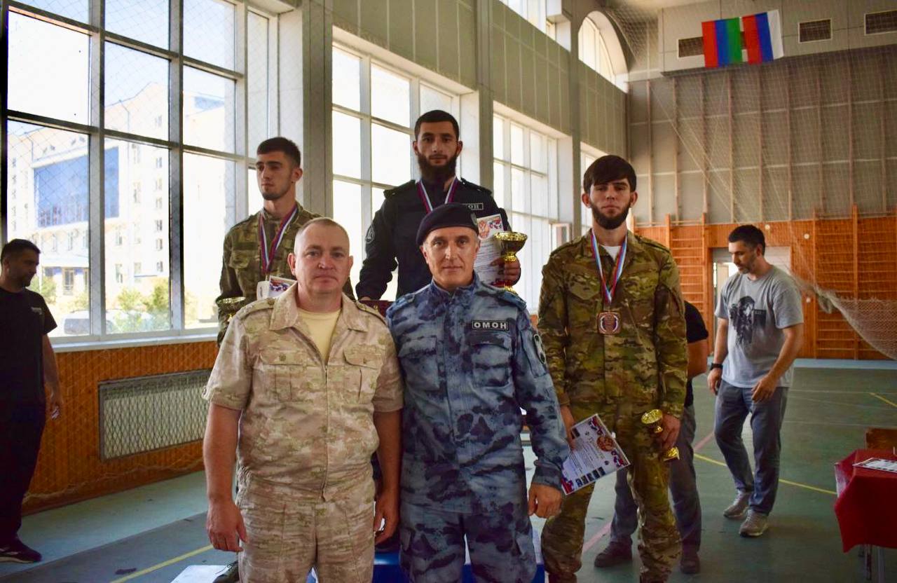 В Каспийске на базе ОМОН «Скорпион-Каспий» Управления Росгвардии по Республике Дагестан состоялся чемпионат Северо-Кавказского ордена Жукова округа Росгвардии по комплексному единоборству. В течение двух дней более 60 спортсменов представлявших соединения, воинские части и территориальные управления округа, боролись за звание сильнейших. Сотрудники структурных подразделений Управления Росгвардии по Чеченской Республике показали заняли три призовых места: серебро в весовой категории до 90 кг занял боец минометной батареи младший сержант Муса Айдамиров, бронзу в категории свыше 90 кг завоевал боец ОМОН «АХМАТ-1» старший лейтенант полиции Лом-Али Медиев и бронзу в весе до 60 кг занял сотрудник полка полиции «АХМАТ» Управления вневедомственной охраны Росгвардии сержант полиции Мовсар Асхабов. По итогам соревнований призёрам были вручены почётные грамоты, кубки и ценные призы. Организаторы отметили высокий уровень проведения чемпионата и поблагодарили всех участников за честную борьбу. Подобные соревнования не только популяризируют служебно-прикладные виды спорта, но и способствуют совершенствованию боевых навыков, необходимых в повседневной службе. #Росгвардия95 Instagram Одноклассники Telegram ВКонтакте RUTUBE