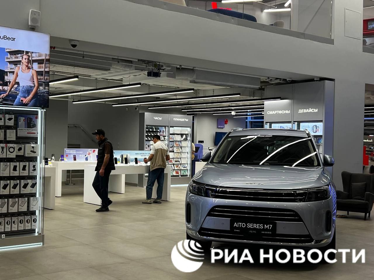 Авто теперь продают и в сотовых салонах – первопроходцем стала компания МТС с китайскими гибридами AITO Seres. Такие салоны уже есть в Петербурге на фото , плюс запущены онлайн-продажи. В ближайших планах появление автомобилей в салонах еще в ряде крупных городов.