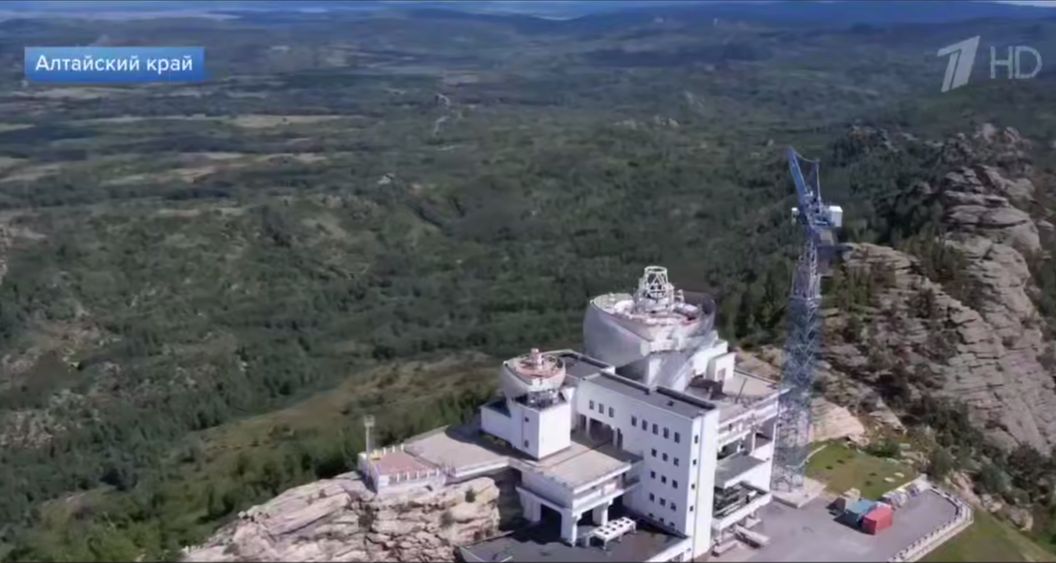 Крупнейший в России телескоп готовится к запуску на Алтае до конца года  В нашем регионе завершают подготовку к вводу в строй самого большого телескопа в стране. Уникальный комплекс установлен в селе Саввушка Змеиногорского района, входящего в состав Алтайского оптико-лазерного центра имени Г.С. Титова.   Выбор места на высоте 600 метров над уровнем моря не случаен: здесь фиксируется до 240 ясных дней в году, что создает превосходные условия для астрономических наблюдений.   Как сообщил «Первый канал», новейший телескоп сможет исследовать космос на расстоянии до 3,5 тысячи километров. Его плановая эксплуатация начнется до конца текущего года.