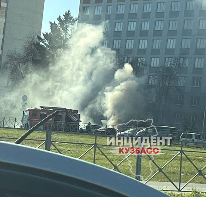 Иномарка сгорела на бульваре в Кемерове В воскресенье 12 октября на бульваре Строителей в Кемерове сгорела Chevrolet Lanos Очевидцы сообщили в МЧС о произошедшем в 11 54 на тушение выехал пожарный расчет В результате выгорел моторный отсек оплавились лакокрасочное покрытие и пластик кузова сказали сайту VSE42 в областном МЧС Открытое горение ликвидировано в 12 01 Никто не пострадал Предварительная причина нарушение правил эксплуатации электрооборудования В соцсетях опубликовали фото с места событий Дым от горящей машины окутывал почти всю парковку Подписаться на VSE42 Ru Подписаться на нас в MAX Принять участие в розыгрыше