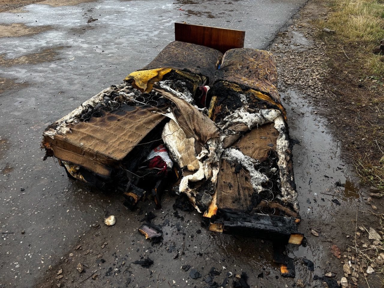 ‼  В Кирове обгорел гаражный бокс. ЧП произошло во время сжигания дров в топке металлической печи. Несколько углей выпали наружу, и искры попали на стоявшие рядом емкости с ЛВЖ/ГЖ.  Емкости вспыхнули, и огонь в считанные секунды распространился на предметы и вещи, находившиеся в гараже.  Прибывшие пожарные быстро справились с возгоранием. Люди не пострадали.  фото Пожарный надзор г.Кирова