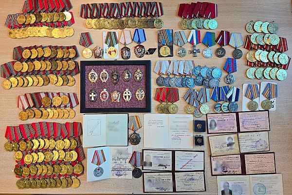 Контрабанду крупной партии госнаград времен СССР пресекли таможенники в Шереметьево Контрабанду крупной партии госнаград времен СССР пресекли таможенники в Шереметьево Товары пытался вывезти в Китай гражданин России Он был остановлен таможенниками на зеленом коридоре в ходе выборочного контроля Об этом сообщает AVIA RU со ссылкой на данные ФТС России При сканировании багажа и ручной клади мужчины среди личных вещей были обнаружены многочисленные медали ордена нагрудные знаки архивные документы и другие ценные предметы Всего изъято 455 государственных наград 37 архивных документов а также бронзовый бюст маршала Климента Ворошилова Их стоимость превышает 600 тыс рублей Мужчина пояснил что все это часть его личной коллекции однако документы подтверждающие законность их приобретения не предоставил aviaru net n292813