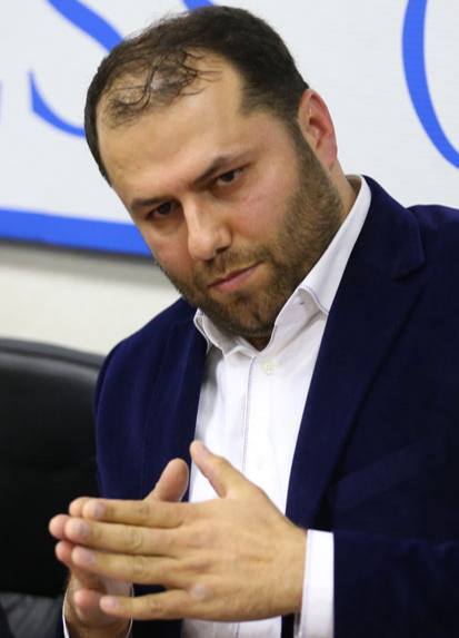 В Турции убит владелец телеграм канала Утро Дагестана Абакар Абакаров Тело Абакара Абакарова владельца телеграм канала Утро Дагестана было обнаружено утром 17 октября в Стамбуле По словам знакомых причиной смерти стали множественные ножевые ранения Абакаров находился в международном розыске после событий в аэропорту Махачкалы в 2023 году и проживал в Турции под вымышленным именем Турецкие власти начали расследование детали пока не разглашаются 29 октября 2023 года в аэропорту Махачкалы вспыхнули массовые беспорядки на фоне обострения ситуации на Ближнем Востоке Причиной стало прибытие регулярного рейса из Тель Авива Несколько сотен человек ворвались в здание терминала и выбежали на лётное поле Позже их вытеснили сотрудники правоохранительных органов vesti az