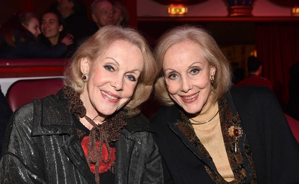 Легендарные немецкие артистки близнецы Алиса и Эллен Кесслер совершили суицид в возрасте 89 лет в своем доме в Грюнвальде под Мюнхеном пишет Bild Прибывшая на место полиция подтвердила что третьи лица не причастны к их смерти решение уйти из жизни было добровольным Как рассказал изданию La Presse представитель организации по защите прав пациентов Deutsche Gesellschaft für Humanes Sterben куда обратились сестры артистки сами выбрали 17 ноября своей датой смерти В апреле 2024 года артистки признавались что хотели бы быть похороненными в одной урне вместе с прахом их матери Эльзы и собаки Йелло Это то что мы указали в нашем завещании рассказала Эллен Кесслер Фото Hannes Magerstaedt Getty Images Картина дня в телеграм канале РБК