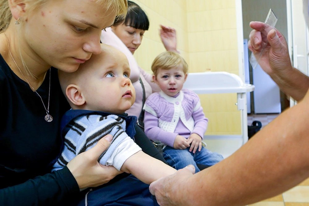 В России предложили включить отпуск по уходу за детьми до 3 лет в стаж родителей Напомним ранее министр труда и социальной защиты Антон Котяков сообщал что ведомство планирует подготовить поправки к законопроекту об учете в страховом стаже всех периодов отпуска по уходу за ребенком При этом учитывать будут уход за каждым ребенком даже если у матери двойня или тройня Подписаться на Российскую газету в Читать нас в MAX