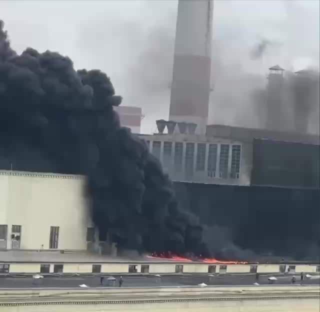 Пожар на ТЭЦ-16: спасатели ожидают разрешения на тушение